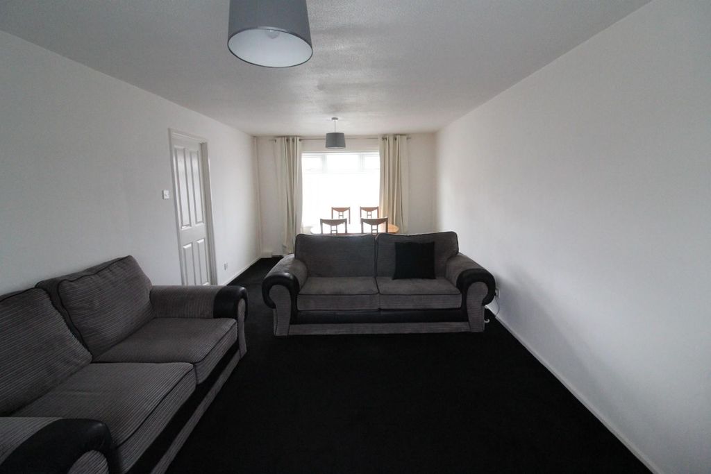 Property photo 2 of 11 Lounge