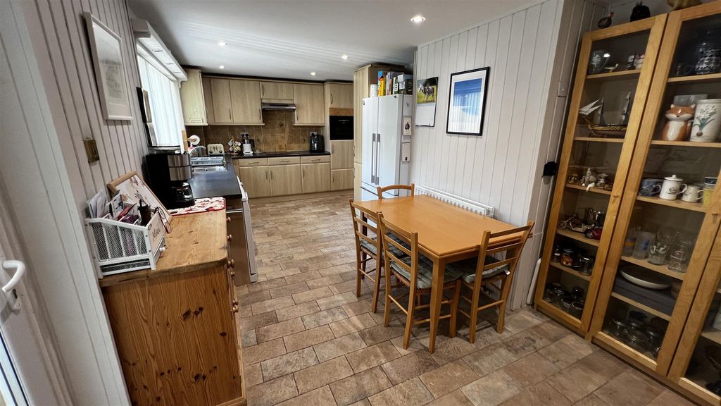 Property photo 3 of 26 Kitchen / Dining Room