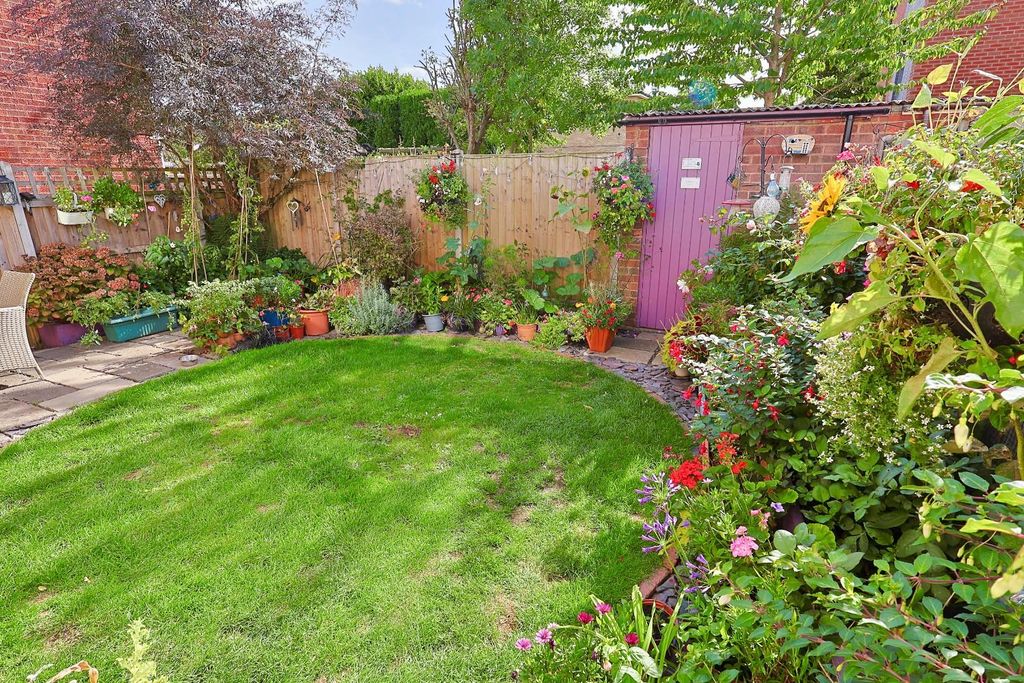 Property photo 2 of 12 Garden