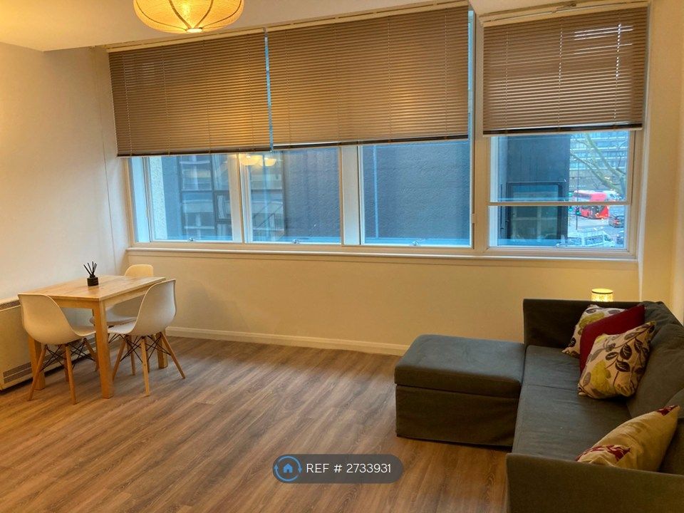 Property photo 2 of 16 Spacious Living Room