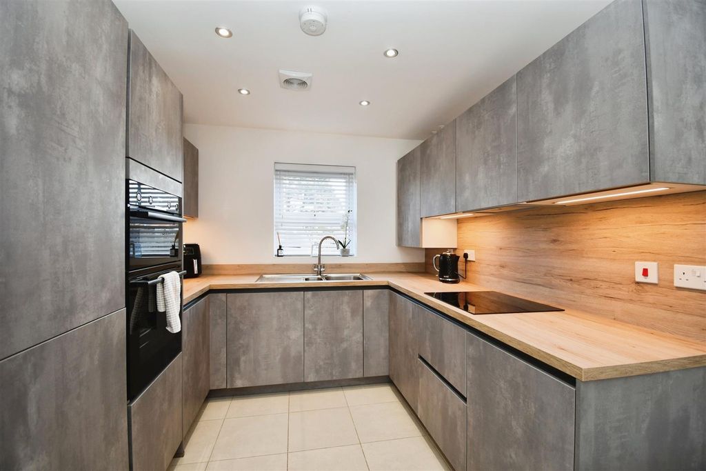 Property photo 1 of 16 Kitchen / Dining Room