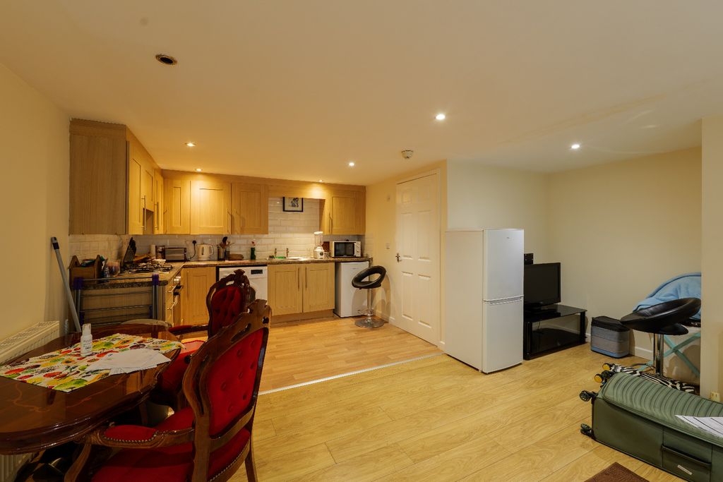 Property photo 2 of 19 4577393