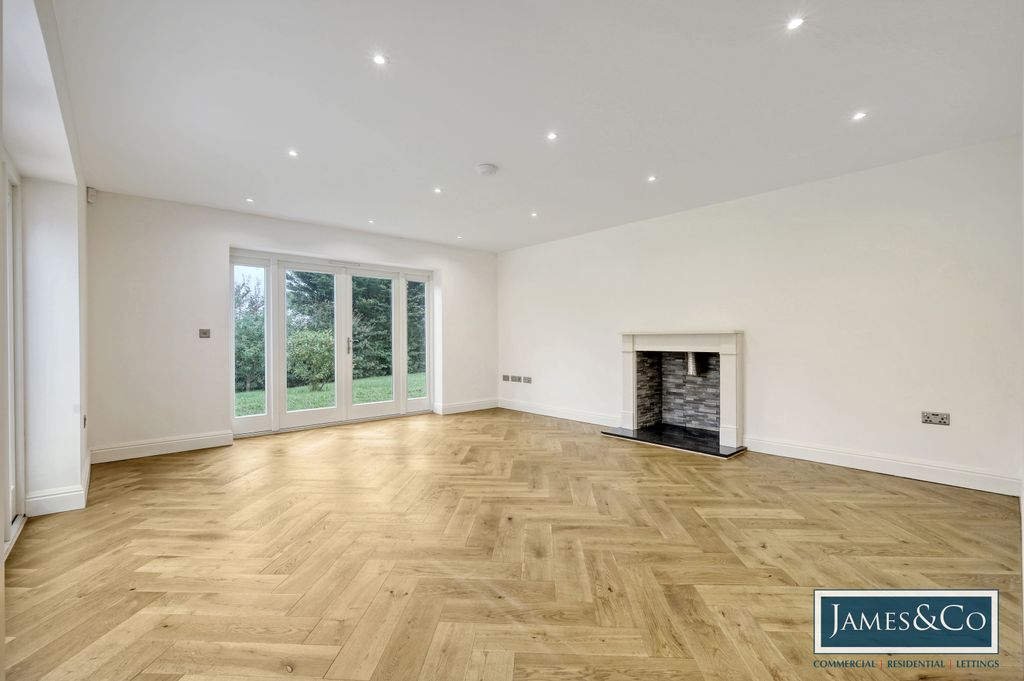 Property photo 3 of 21 Rosee