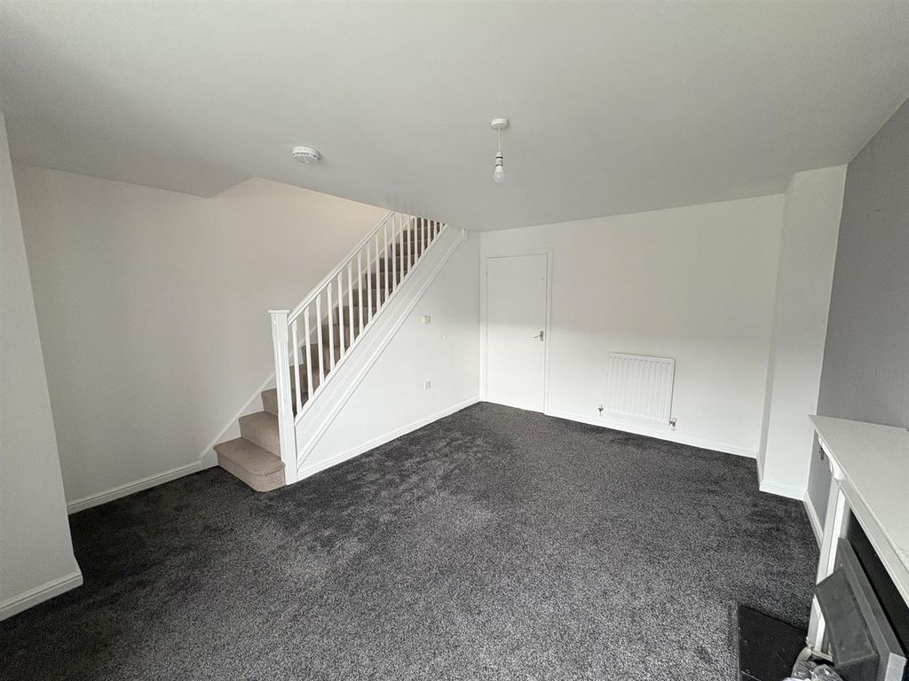 Property photo 3 of 12 Lounge