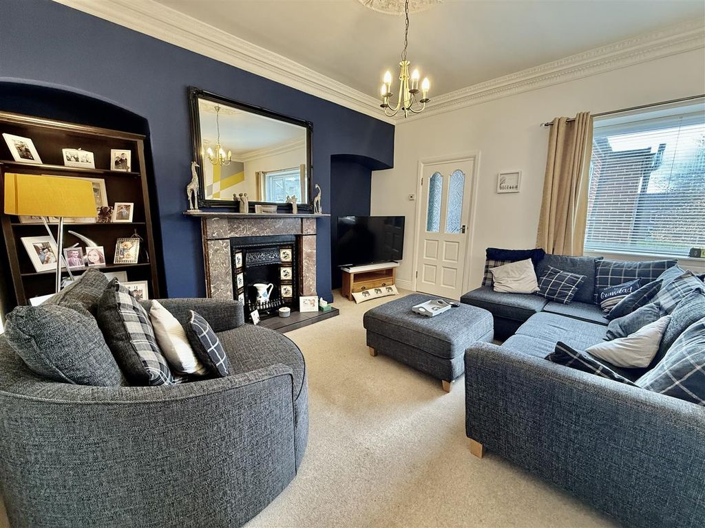 Property photo 3 of 9 Lounge/Dining