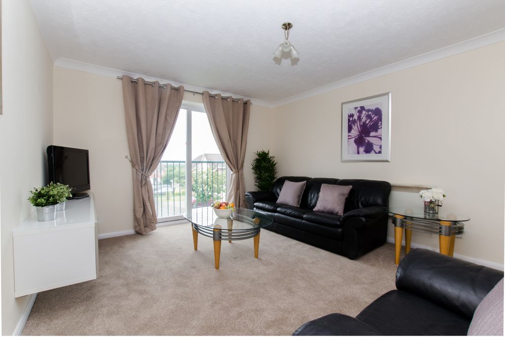 Property photo 1 of 6 First Floor Apartment - Fully Furnished - Far Reaching Views - Juliette Balcony - Two Large Double Bedrooms - Fitted Wardrobes - Fully Fitted Kitchen - Short Walk To Shops, Park And Schools