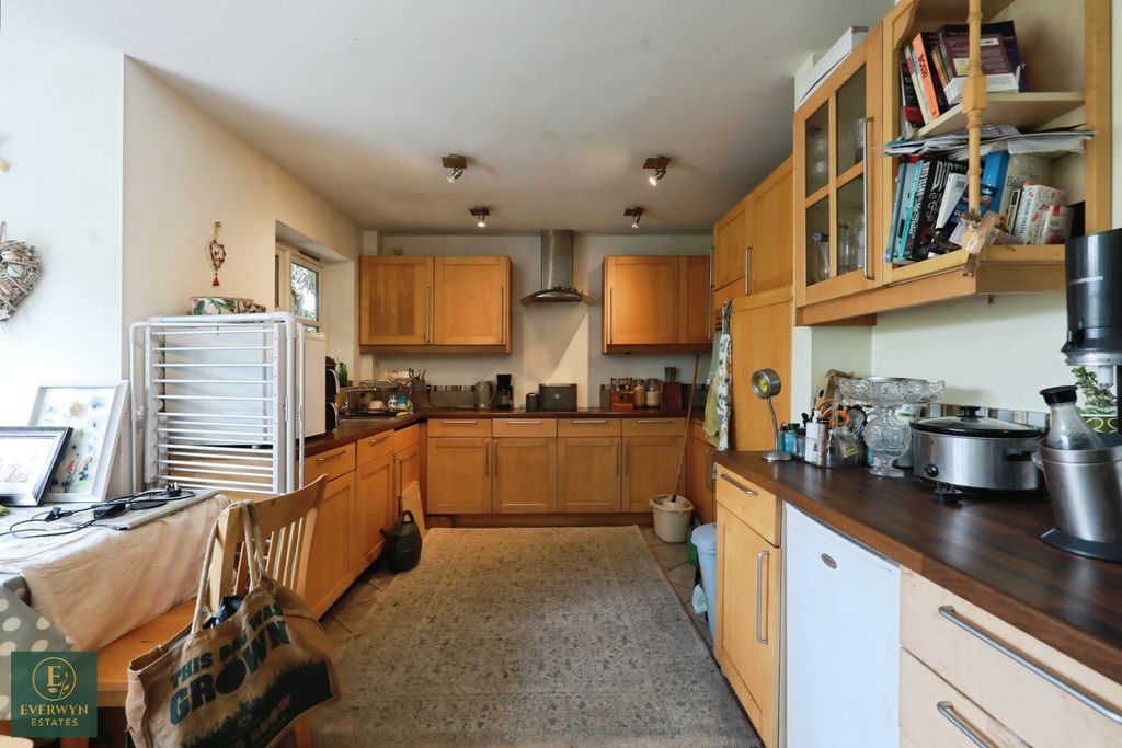 Property photo 2 of 21