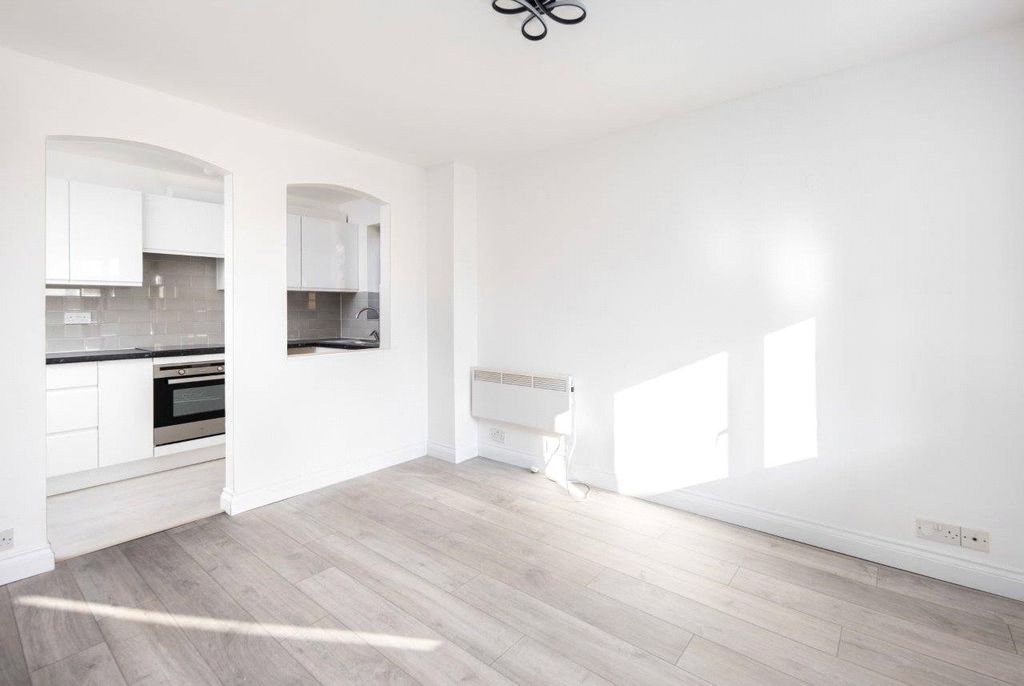 Property photo 2 of 10 Living Room/Kitchen