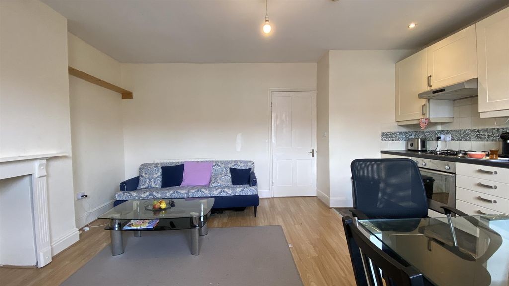 Property photo 3 of 21 Kitchen/Lounge