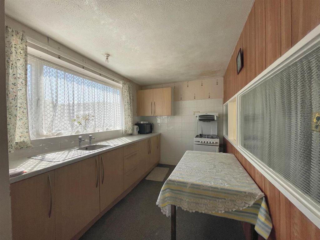 Property photo 2 of 10 Kitchen