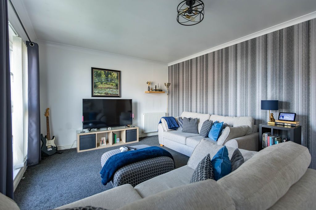 Property photo 3 of 28