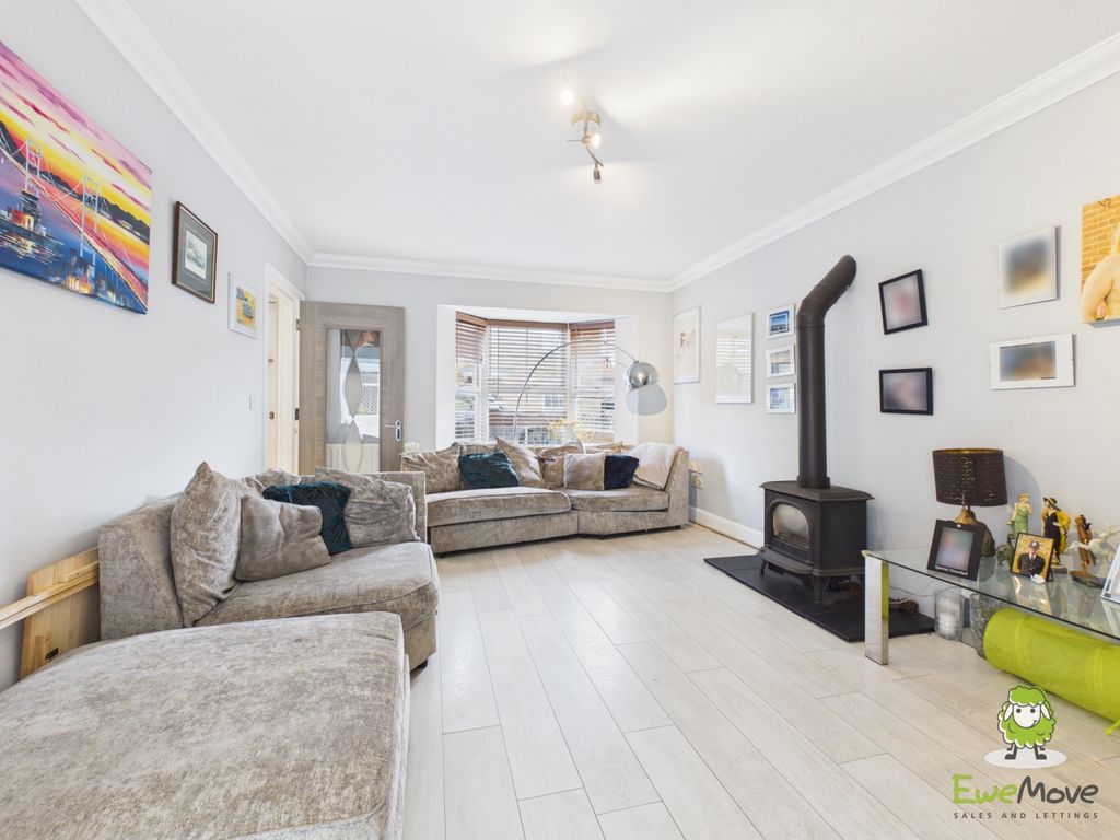 Property photo 3 of 25 Ewemove Estate Agents Basingstoke - Otterbourne Wa