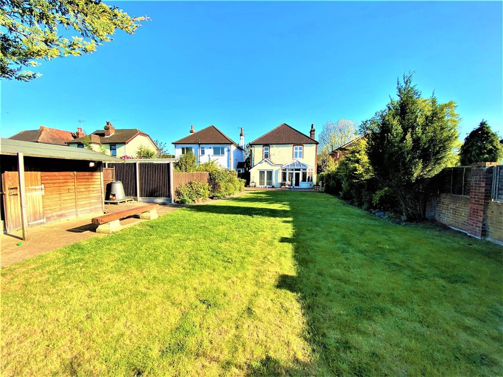 Property photo 2 of 20 Squirrels Heath Rm3