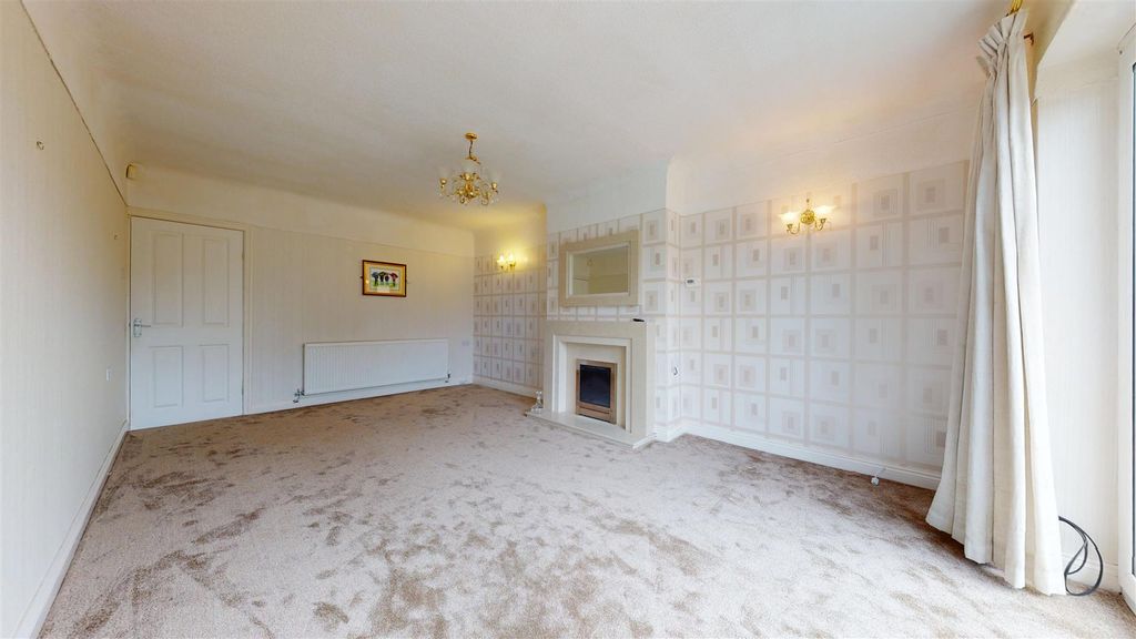 Property photo 2 of 20 Oak Tree Road Living Room