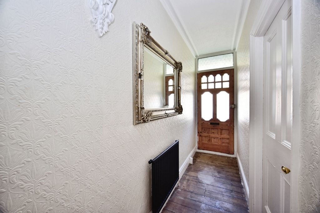 Property photo 2 of 17 Entrance Hall