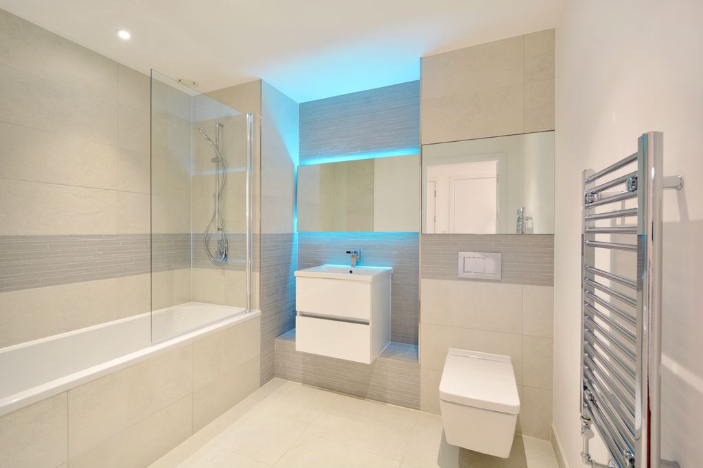 Property photo 2 of 11 Luxury Bathroom