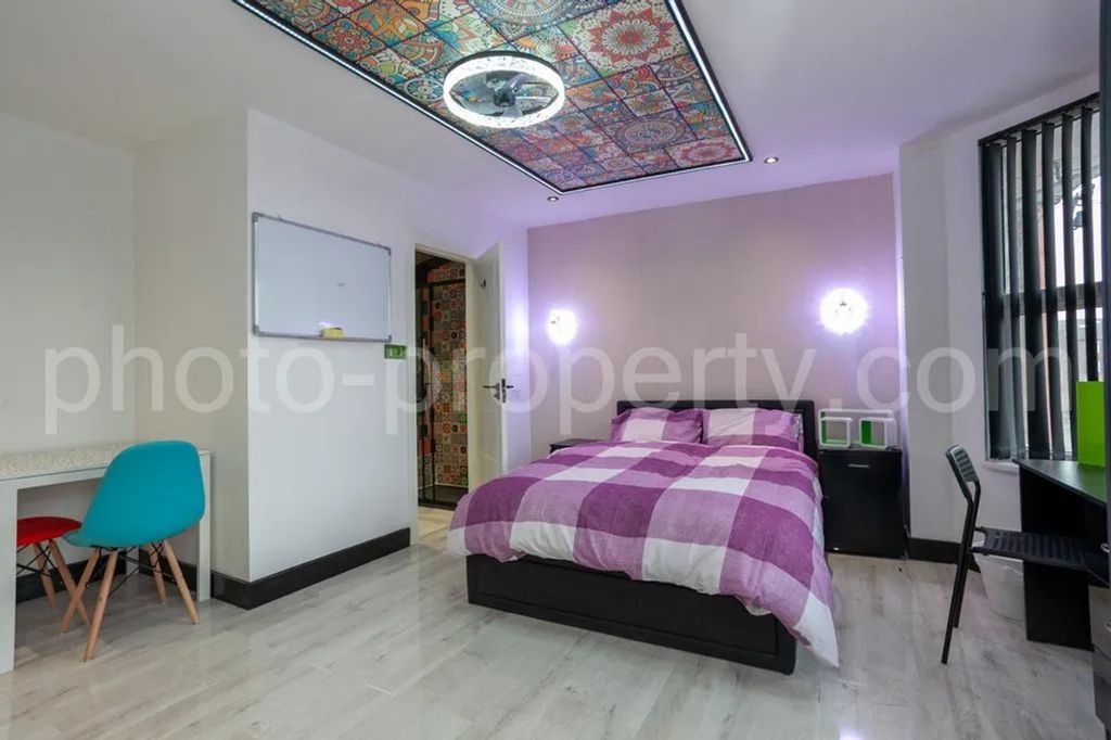 Property photo 3 of 12 This Beautifully Designed Double Bedroom Features ...