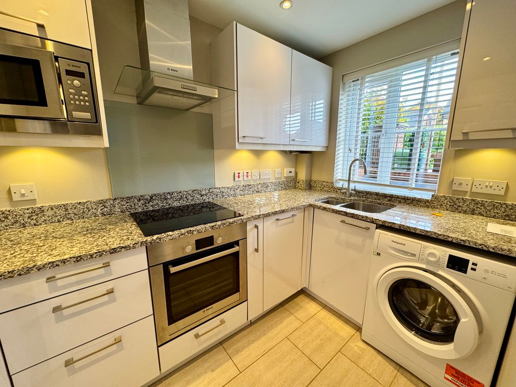 Property photo 3 of 10 6 St Thomas Mews - Kitchen View 2