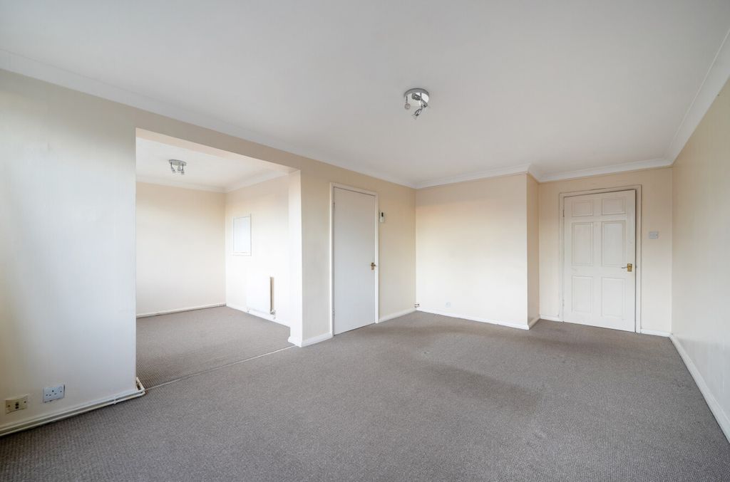 Property photo 3 of 11 Lounge