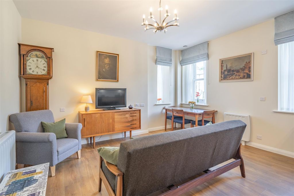 Property photo 2 of 13 8478983-Interior03.Jpg