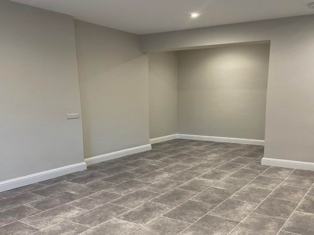 Property photo 3 of 11 Kitchen 3