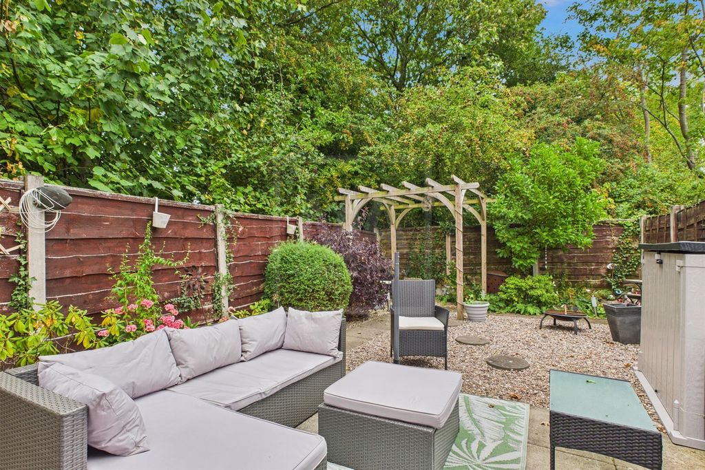 Property photo 2 of 12 Garden