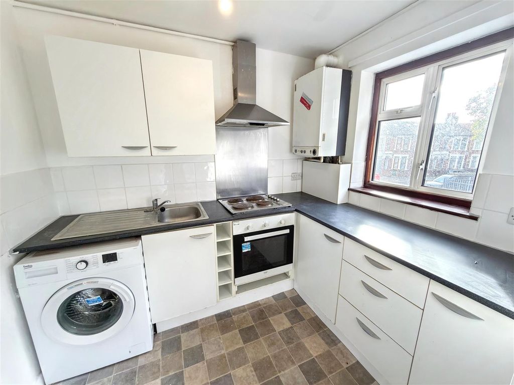 Property photo 3 of 7 Kitchen