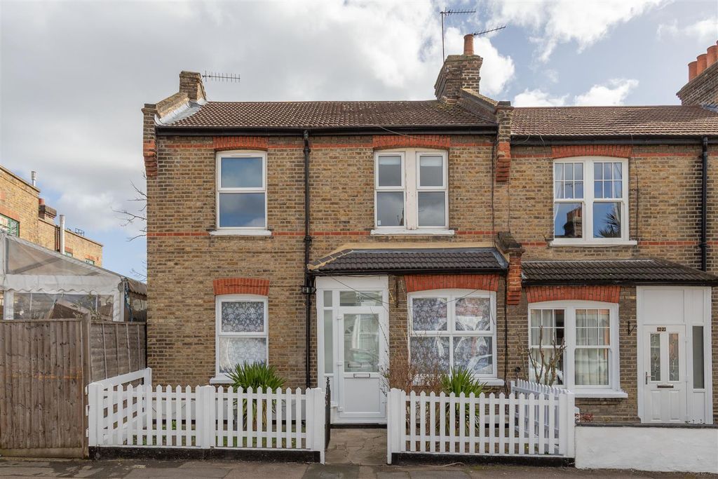 Property photo 1 of 18 Halstead Road, E11