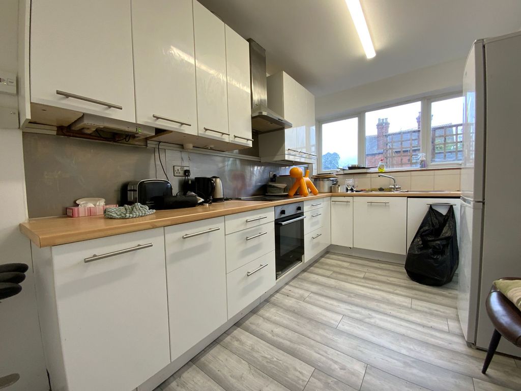 Property photo 3 of 6 Communal Kitchen