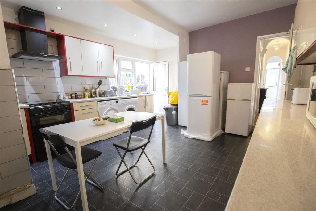 Property photo 3 of 11 Approach