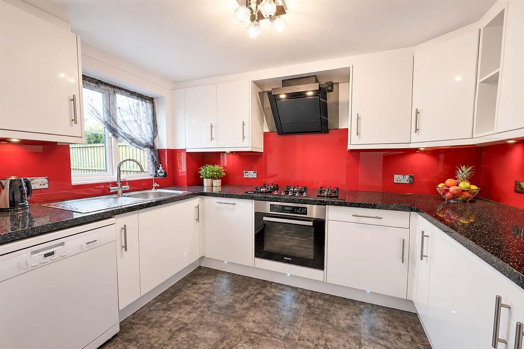 Property photo 2 of 14 File_00000000cd6871F4805F31F9Ca9193E9 Kit.Jpg
