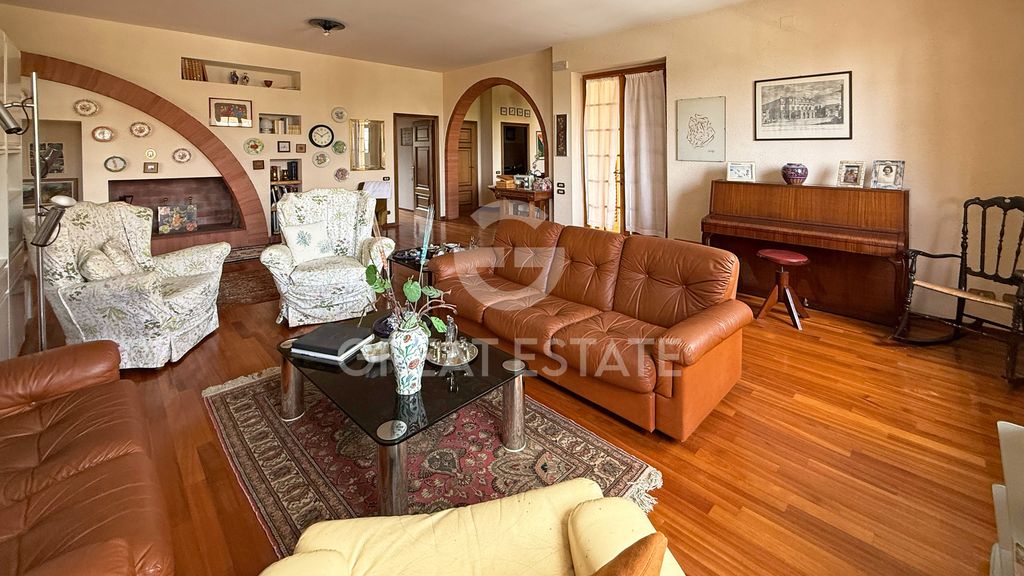 Property photo 2 of 27 Interiors