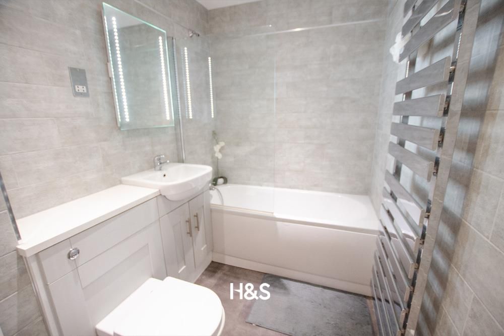 Property photo 2 of 7 Newhall Court - Bathroom.Jpg