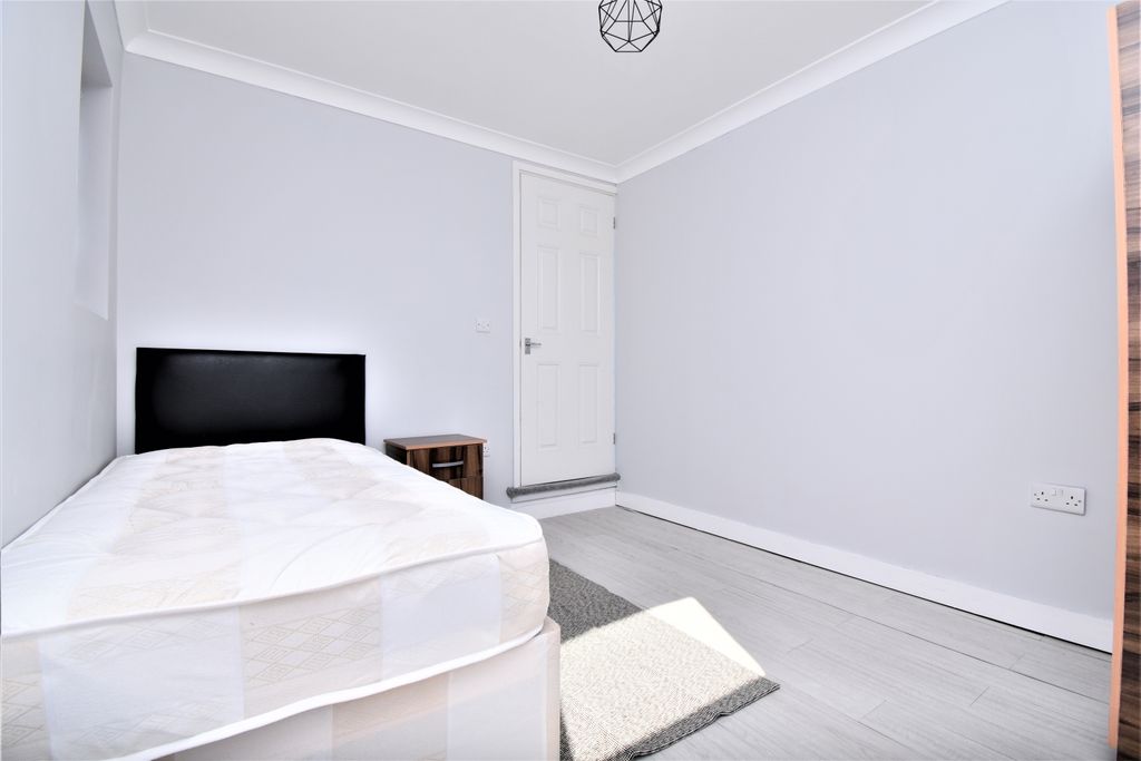 Property photo 2 of 5 Bedroom 4x2