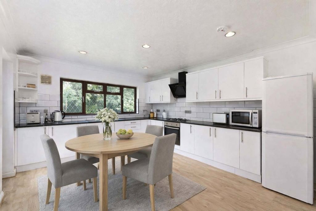 Property photo 3 of 8 Picture No. 18