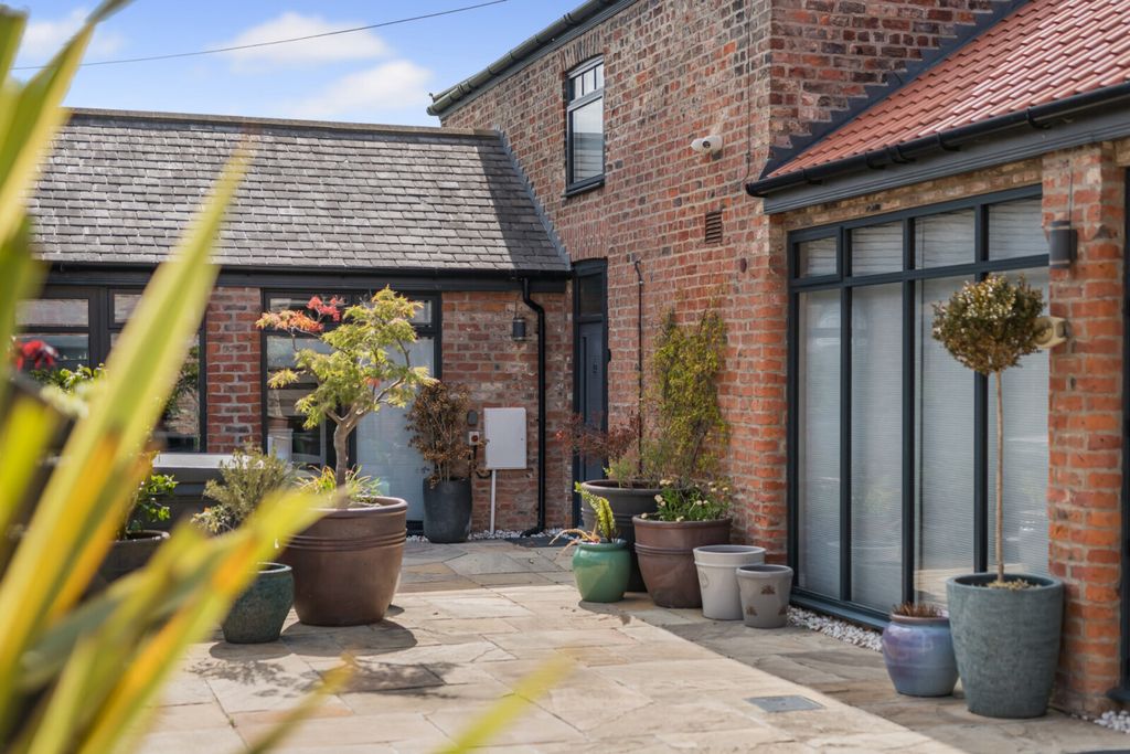 Property photo 1 of 16 Hayburn House