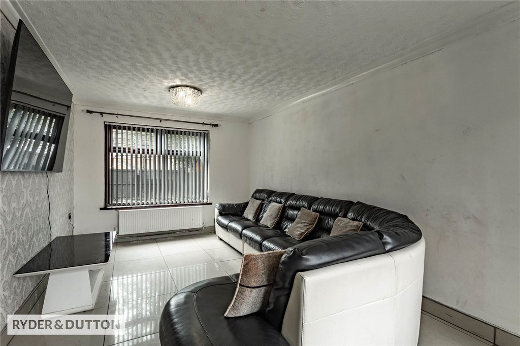 Property photo 3 of 15 Lounge