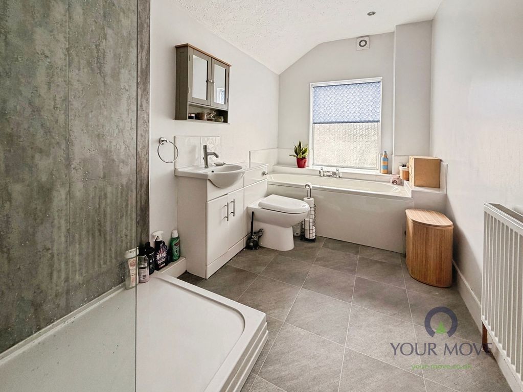 Property photo 3 of 16 Bathroom