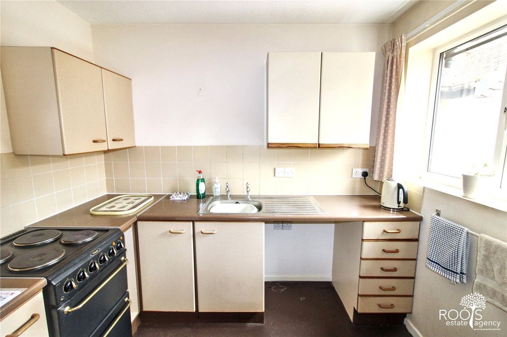 Property photo 3 of 9 Kitchen