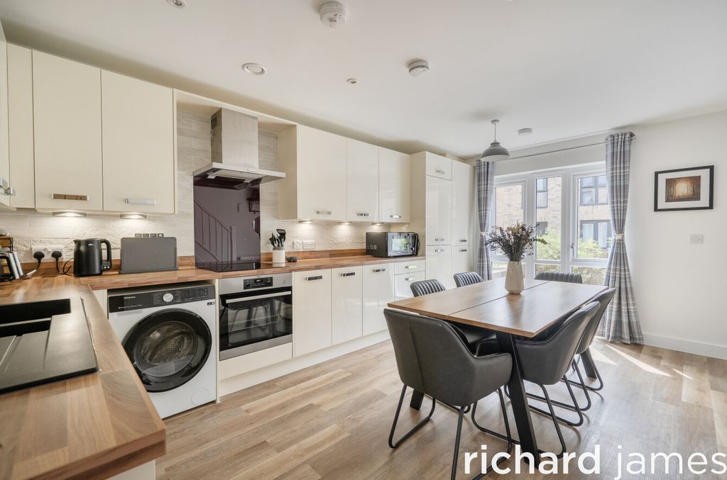 Property photo 2 of 13 04A5447E72924Cb39Fb14Cce641Dd942