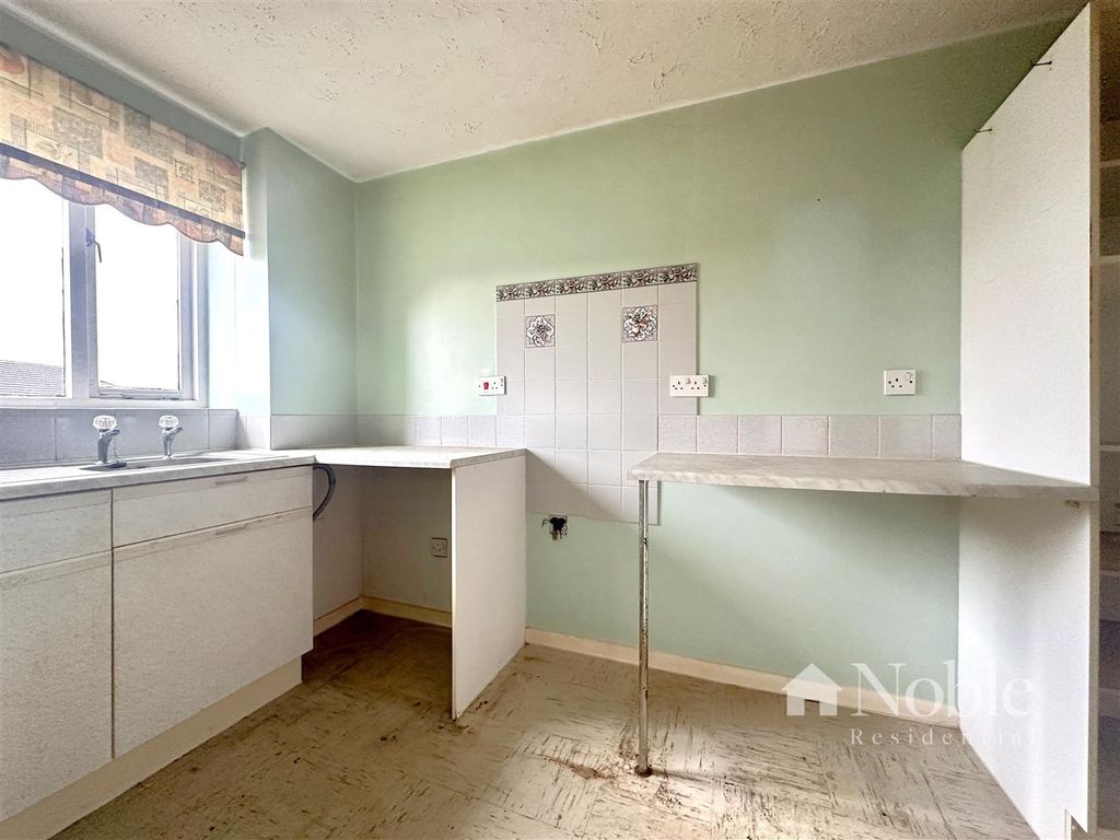 Property photo 2 of 6 Kitchen