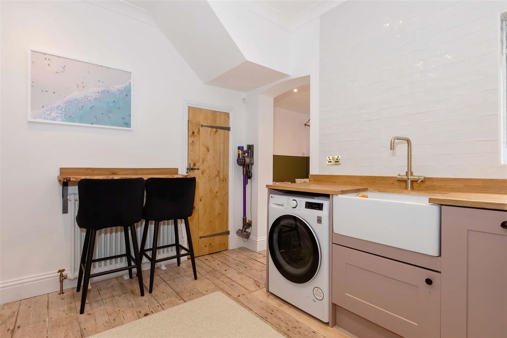 Property photo 3 of 17 Thorn Rd_17.Jpg