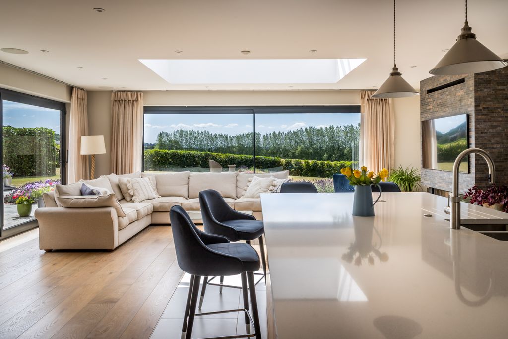 Property photo 2 of 31