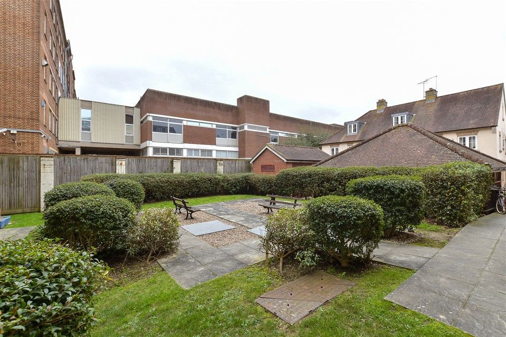 Property photo 3 of 7 Communal Gardens