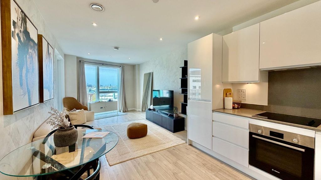 Property photo 1 of 8 Gallions Road, E16, 1 Bedroom For Sale By Barrain