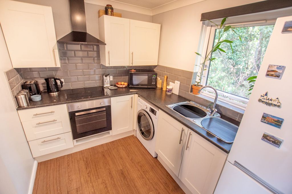 Property photo 2 of 6 Kitchen