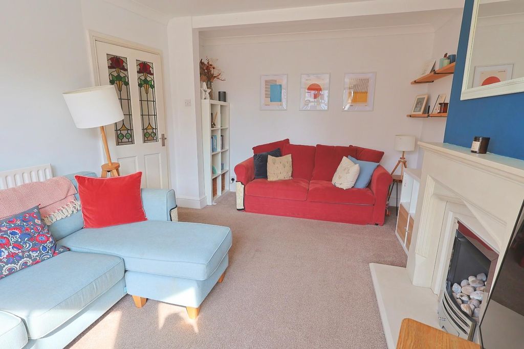 Property photo 3 of 17 Lounge