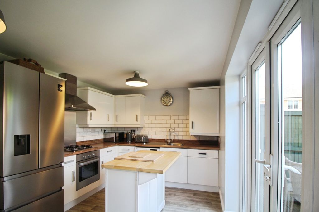 Property photo 3 of 15 Kitchen