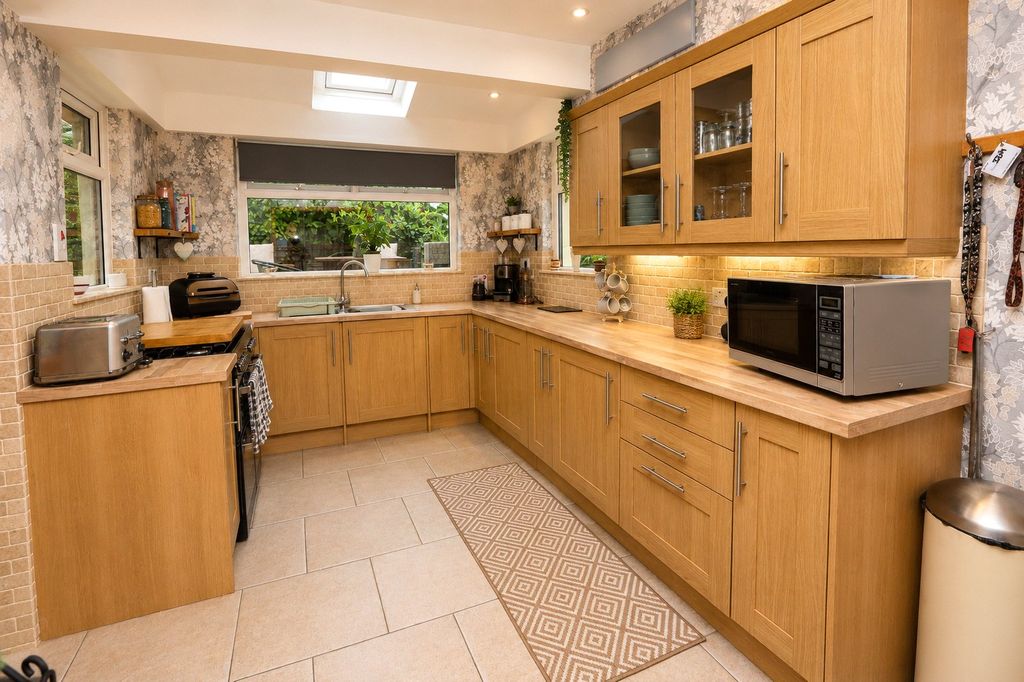 3 bed bungalow for saleSouthcott Road, Bideford, Devon EX39 photo 4