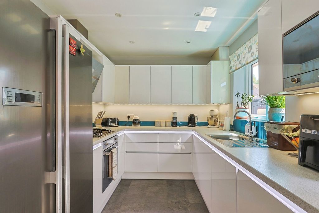 Property photo 2 of 19 Kitchen